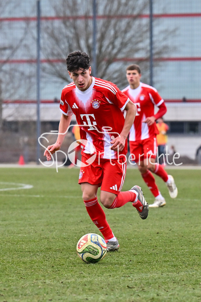 FC Bayern Amateure - Stuttgarter Kickers | MUNICH, GERMANY - 07. FEBRUARY: am Ball David SANTOS DAIBER (FC Bayern München II 16) / Einzelfoto / Freisteller während dem Testspiel zwischen den Amateuren des FC Bayern und den Stuttgarter Kickers am FC Bayern Campus