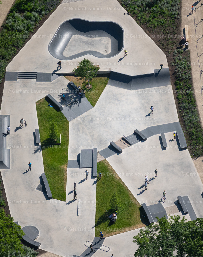 4046040 | ERFURT 14.06.2021  Skatebahn im " Nordpark " in Erfurt im Bundesland Thüringen, Deutschland. // Route of the cycle path and the skating rink in " Nordpark " in Erfurt in the state Thuringia, Germany. Foto: Gerhard Launer