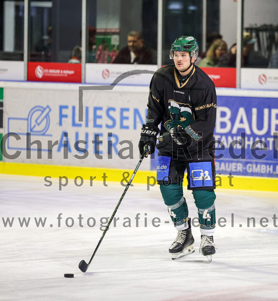 2025-11-16_002_TSV_Erding_gegen_Selber_Woelfe | Erding, Deutschland, 16.11.2025:Eishockey, Oberliga Süd 2025 / 2026, 17. Spieltag, TSV Erding gegen Selber Wölfe, Endergebnis: 3:1Jesse Kauhanen (Erding Gladiators, #4)Foto: Christian Riedel / fotografie-riedel.net