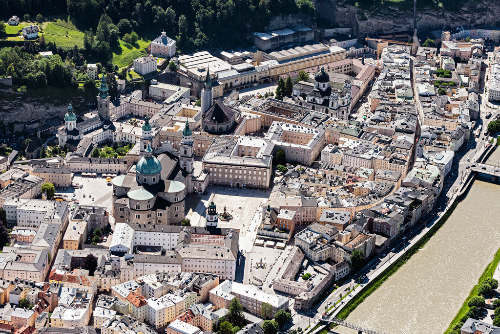 dr__0021561.jpg | SALZBURG 03.06.2019 Stadtzentrum im Innenstadtbereich am Ufer des Flußverlaufes der Salzach in Salzburg in Österreich. // City center in the downtown area on the banks of river course of Salzach in Salzburg in Austria. Foto: Daniel Reiter