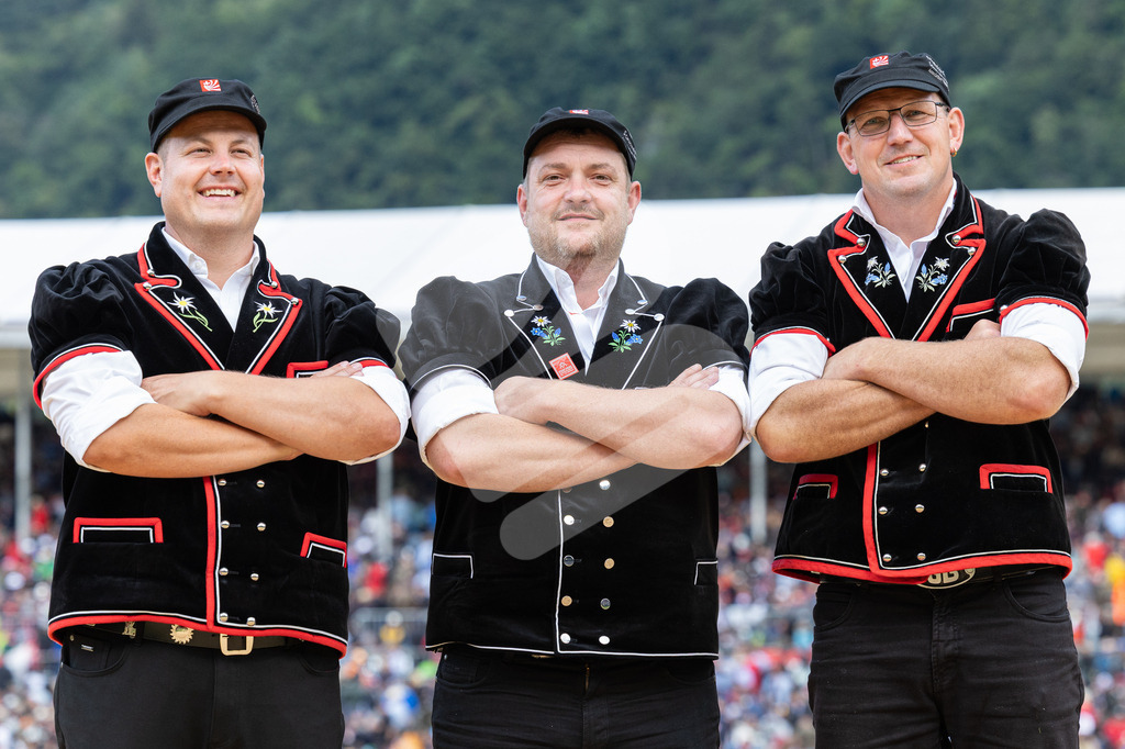 ESAF2025_04Gang_5675 | Die Schwinger des Schwyzer Kantonalen Schwingerverbandes: Fotos, die Dynamik und Leidenschaft festhalten, sowie emotionale Momente aus dem traditionellen Schwingsport zeigen. - Realisiert mit Pictrs.com