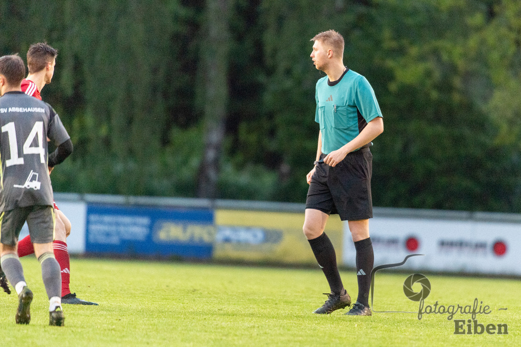 SV Eintracht Wiefelstede-TSV Abbehausen | Bezirksliga Herren; SV Eintracht Wiefelstede (rot)-TSV Abbehausen (grau) am 13.05.2026 in Wiefelstede (Sportanlage), Photo: Philip Eiben 2026 - Realisiert mit Pictrs.com