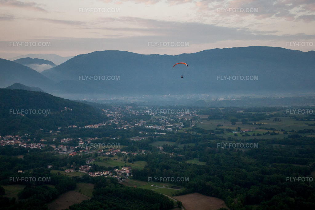 Aerial view: View of the town in Boscarini in the state Friuli Venezia Giulia, Italy. – Photo: IMG_50456.jpg taken on 06/08/2012 by Werner Riehm/FLY-FOTO.com – Resolution of the original: 4752 x 3168 px