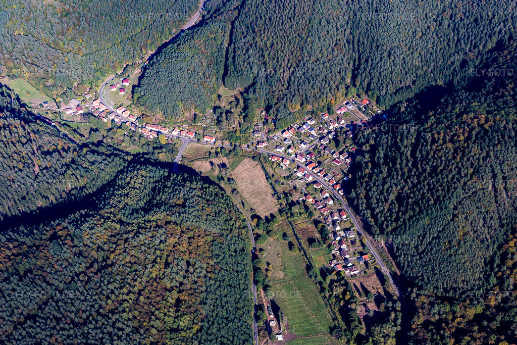 Luftbild: Dorfansicht im Ortsteil Salzwoog in Lemberg im Bundesland Rheinland-Pfalz in Deutschland. Foto: IMG_095215.jpg vom 16.10.2016 durch Werner Riehm/FLY-FOTO.de