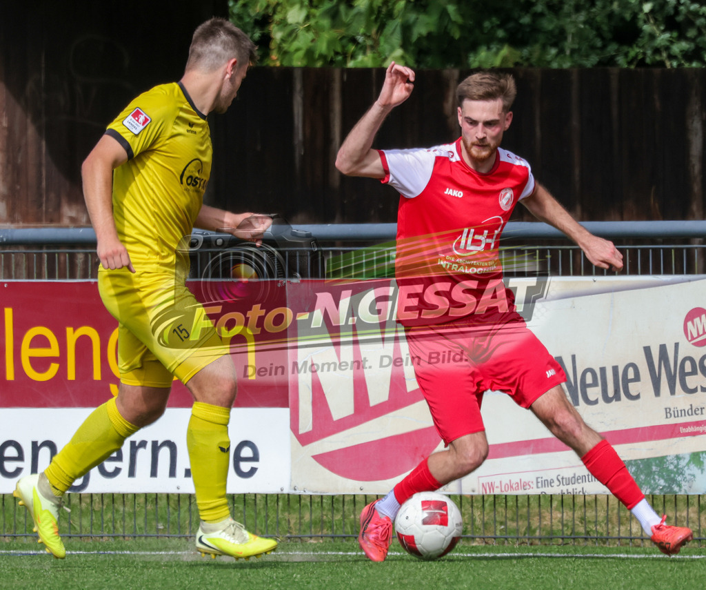 FC RW Kirchlengern - SuS Bad Westernkotten | Auf dem Bild zu sehen: Rot FC RW Kirchlengern: Levin Güzelel ; gelb SuS Bad Westernkotten: Lukas TraufetterFC RW Kirchlengern, SuS Bad Westernkotten, Saison 26/27, Westfalenliga, Kirchlengern, Deutschland - Realisiert mit Pictrs.com