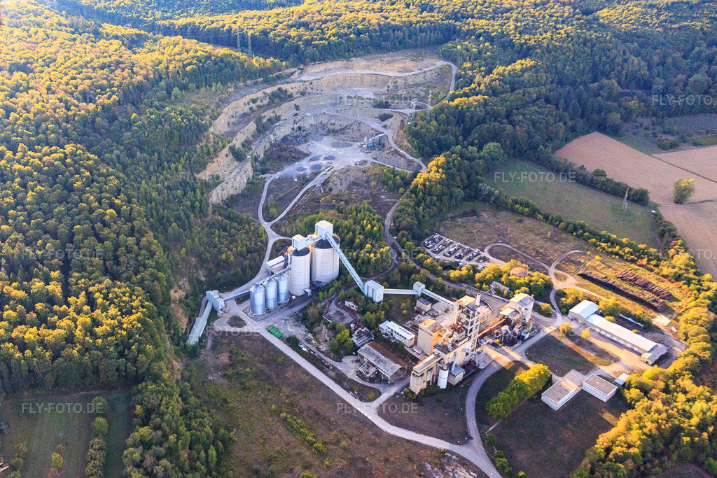 Luftbild: Steinbruch der Heidelberg Materials in Haßmersheim im Bundesland Baden-Württemberg in Deutschland. – Foto: IMG_111510.jpg vom 09.09.2018 durch Werner Riehm/FLY-FOTO.de – Auflösung des Originals: 3971 x 2647 px – Unsere Gipsgrube in Obrigheim | Heidelberg Materials Deutschland