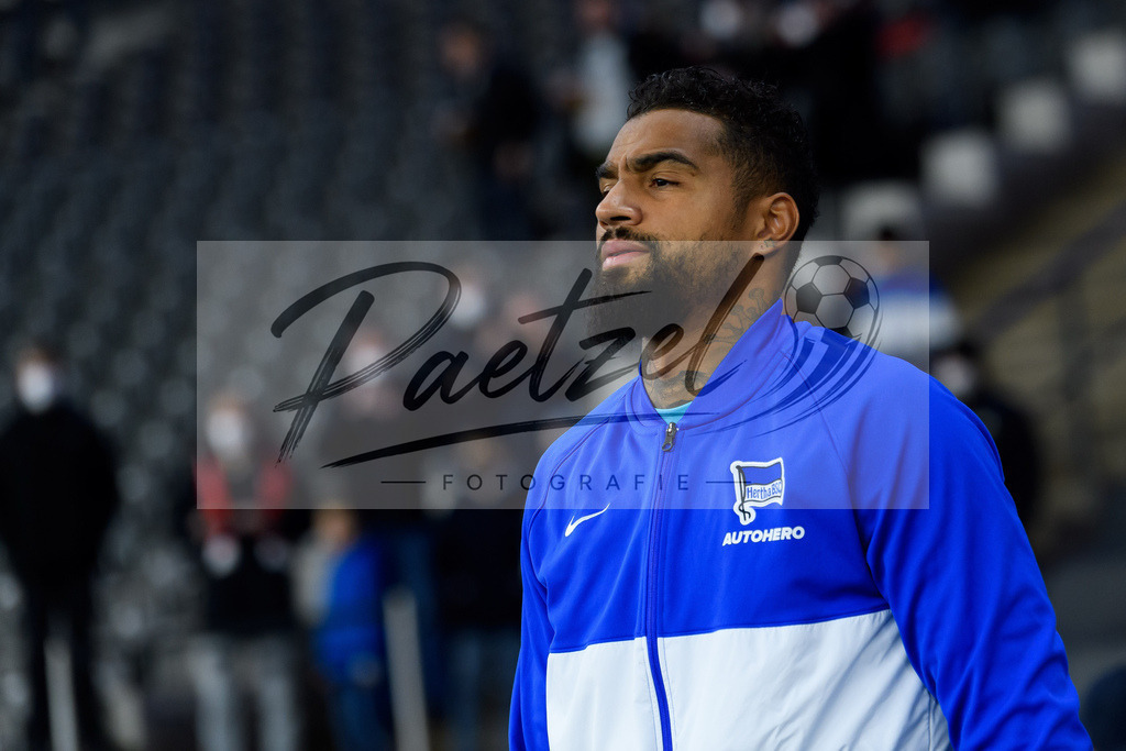 BSCFCB20220123_185 | Fussball, Herren: Kevin-Prince Boateng (Hertha BSC) schaut bei dem Spiel der 1. Bundesliga zwischen Hertha BSC und FC Bayern Muenchen im Olypiastadion am 23.01.2022 in Berlin, Deutschland.DFB / DFL REGULATIONS PROHIBIT ANY USE OF PHOTOGRAPHS AS IMAGE SEQUENCES AND/OR QUASI-VIDEO. - Realisiert mit Pictrs.com