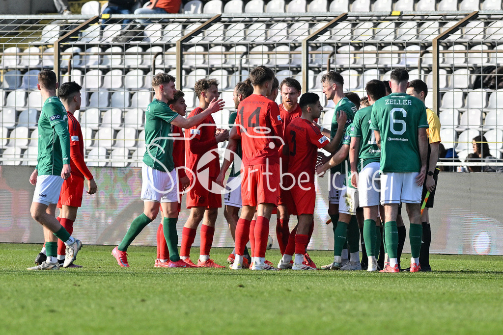 FC Bayern Amateure - 1. FC Schweinfurt 05 | Nach Abpfiff gab es auf dem Platz noch eine kleine Rudelbildung / Regionalliga Bayern: FC Bayern Muenchen II - 1. FC Schweinfurt 1905, Gruenwalder Stadion am 22.02.2025