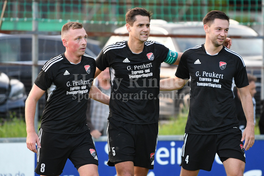  TSV Seebach : ASV Burglengenfeld | Freude über den Sieg gegen den ASV Burglengenfeld v.l. Simon Weber (TSV Seebach #8) Torschütze Kilian Schwarzmueller (TSV Seebach #5) und Timo Sokol (TSV Seebach #4) Neuzugang SV Erlbach - Realisiert mit Pictrs.com