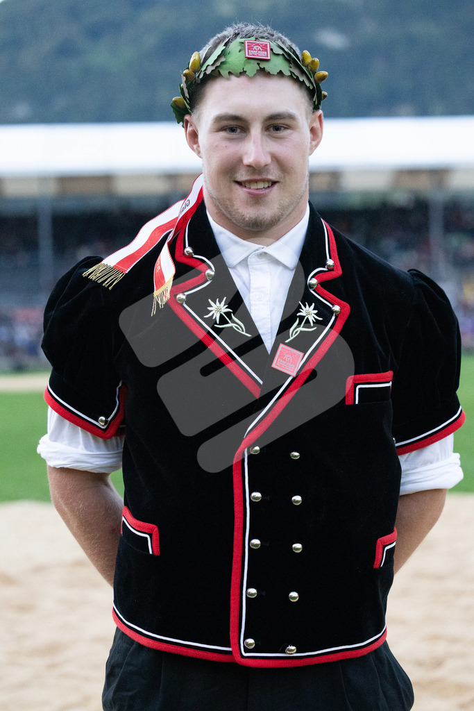 ESAF2025_Ehrung_7487 | Die Schwinger des Schwyzer Kantonalen Schwingerverbandes: Fotos, die Dynamik und Leidenschaft festhalten, sowie emotionale Momente aus dem traditionellen Schwingsport zeigen. - Realisiert mit Pictrs.com