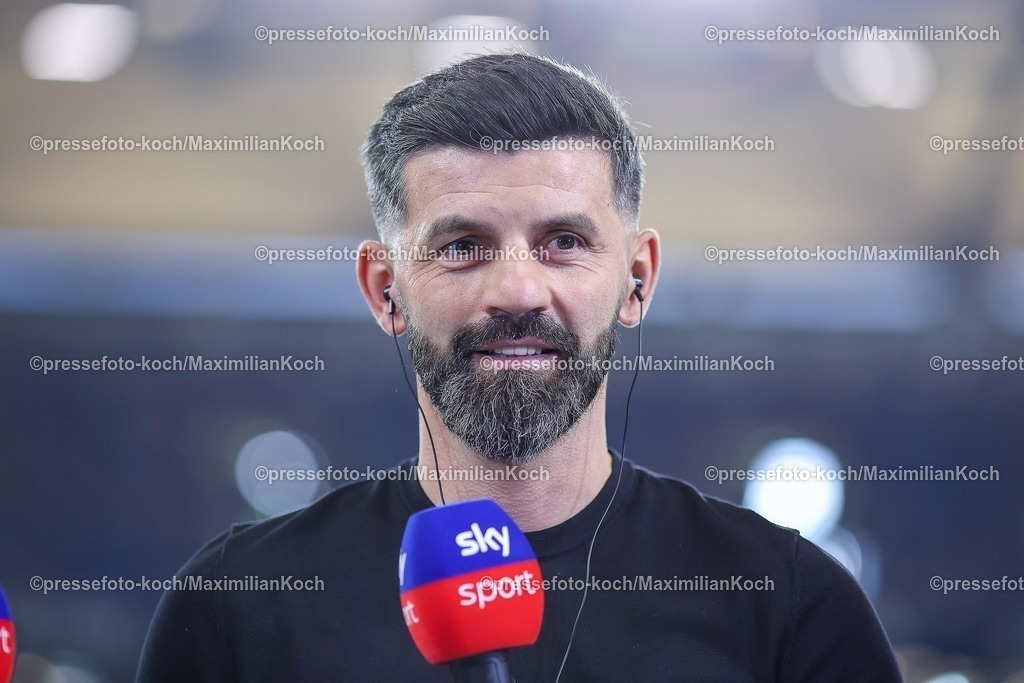 S0413092501026 | 13.09.2025, Fußball, FC Schalke 04 - Holstein Kiel, 5.Spieltag, 2. Fußball Bundesliga, Veltins-Arena Gelsenkirchen, Saison 2025 2026: Cheftrainer Miron Muslic (Schalke04) DFB regulations prohibit any use of photographs as image sequences and or quasi-video.