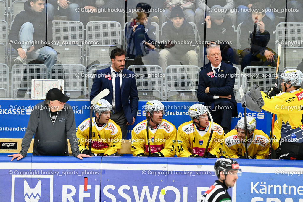 EC IDM WÄRMEPUMPEN VSV vs. Vienna Capitals | Equipment Manager Vienna Capitals Thomas Bardodej, Spielerbank Vienna Capitals, Asisstentcoach Vienna Capitals Rafael Rotter, Headcoach Vienna Capitals CONSTANTINE KEVIN, EC IDM WÄRMEPUMPEN VSV vs. Vienna Capitals, EC IDM WÄRMEPUMPEN VSV vs. Vienna Capitals am 16.11.2025 in Villach (Stadthalle Villach), Austria, (Photo by Bernd Stefan)