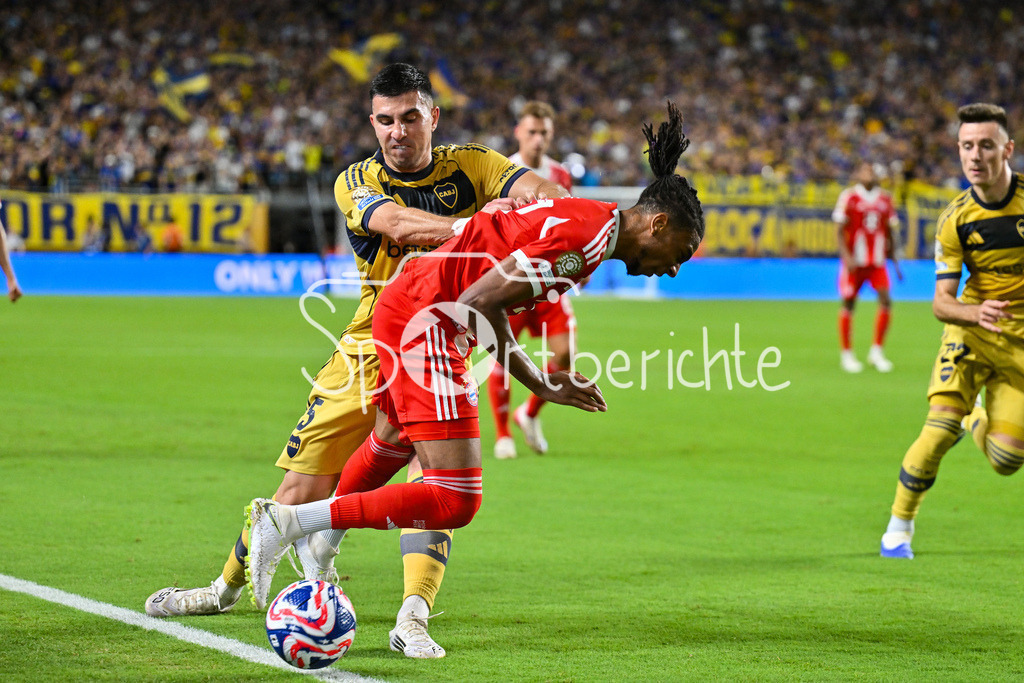 FC Bayern München - Boca Juniors | im Duel Rodrigo BATTAGLIA (Boca Juniors 5) und Michael OLISE (FC Bayern Muenchen 17) / Zweikampf / FIFA Club World Cup: FC Bayern Muenchen - Boca Juniors, Hard Rock Stadium am 20.06.2025 / NOT FOR SALE IN USA