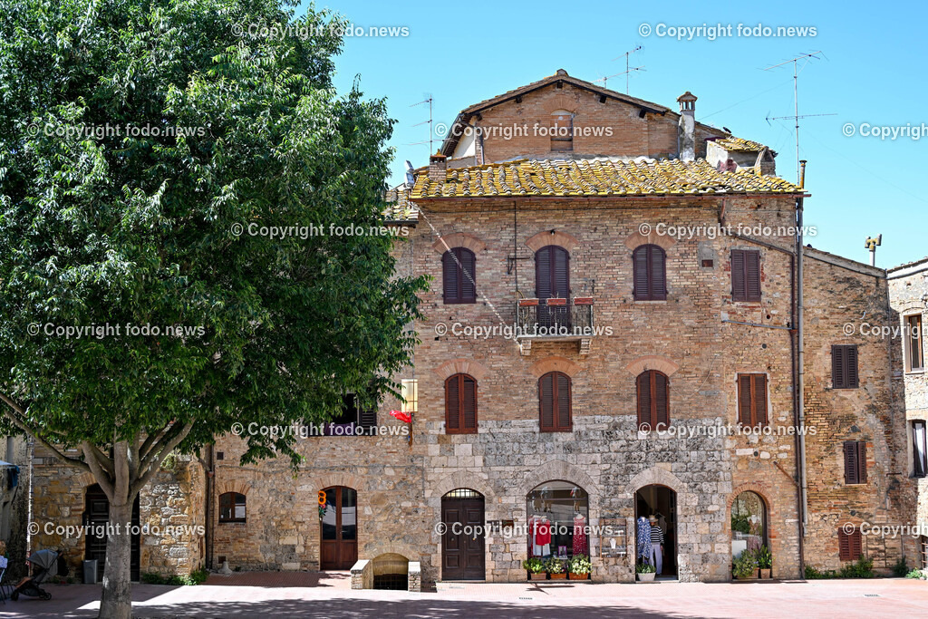 Italien_ Toskana_ San Gimignano_ 31.05.2024-59 | 31.05.2024, Italien, ITA, Toskana, San Gimignano im Bild Stadtansichten Gebäude, Architektur, Touristen, Historisch, Souvenir, Ansichten der berühmten Stadt San Gimignano in der Toskana-Italien - View of the famous town San Gimignano in Tuscany-ItalySan Gimignano ist eine italienische Kleinstadt in der Toskana mit einem mittelalterlichen Stadtkern. San Gimignano wird auch die Stadt der Türme genannt. Die Stadt liegt in der Provinz Siena. Sie gehört neben Florenz, Siena und Pisa zu den von Touristen meist besuchten Zielen in der Toskana.