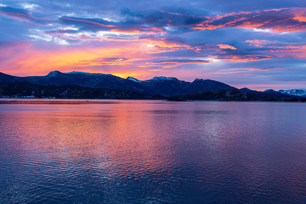 Berge und Felsen im Sonnenaufgang nahe Torvik in Norwegen | Berge und Felsen im Sonnenaufgang nahe Torvik in Norwegen.