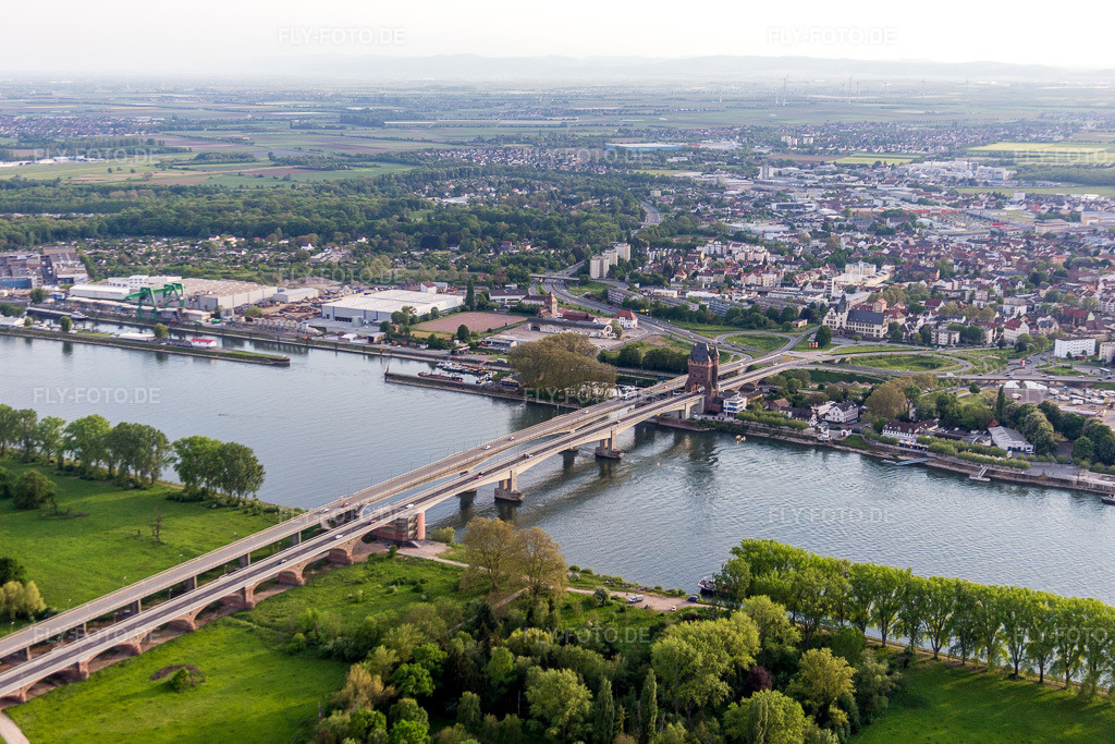 Luftbild: Fluß - Brückenbauwerk Nibelungenbrücke für die B47 über den Rhein in Worms im Bundesland Rheinland-Pfalz in Deutschland. Foto: IMG_088179.jpg vom 09.05.2016 durch Werner Riehm/FLY-FOTO.de