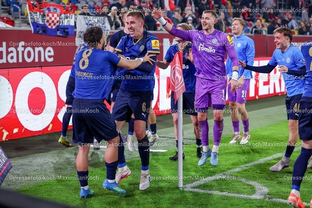 F9510042601136 | 10.04.2026, Fußball, Fortuna Düsseldorf - Holstein Kiel, 2. Fußball Bundesliga, Herren, Merkur Spiel-Arena, 29. Spieltag, Saison 2025 2026: Abschlussjubel nach dem 2:1 Sieg für Holstein Kiel Umut Tohumcu&nbsp; (Holstein Kiel #08) Marko Ivezic&nbsp; (Holstein Kiel #06) Torhüter Timon Weiner&nbsp; (Holstein Kiel #01)  DFB regulations prohibit any use of photographs as image sequences and or quasi-video.