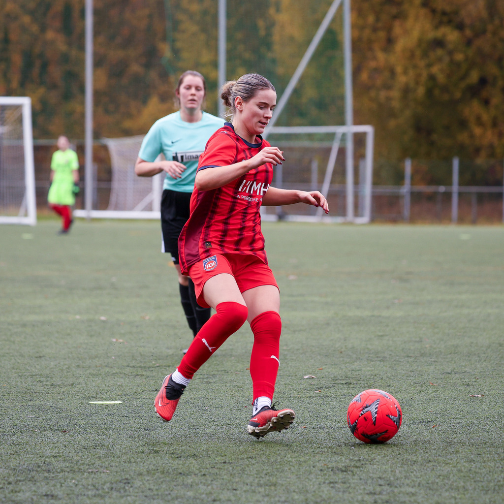 FCHWAS_251102_4967 | 1.FC Heidenheim 1846 II vs. SGM DJK-SV Wasseralfingen/Neuler, Fußball, Frauen, Bezirksliga, 2025/2026, 8. Spieltag, 02.11.2025 in Mergelstetten (Foto: Michael Bulling) - Realisiert mit Pictrs.com