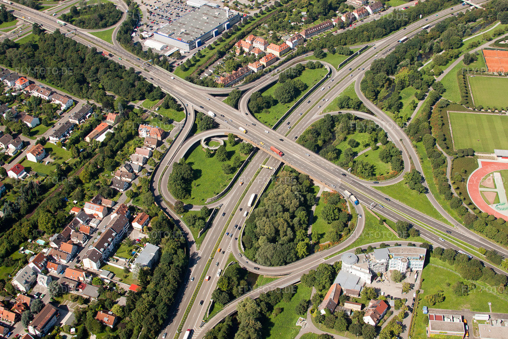 Luftbild: Verkehrsführung und Fahrbahnen der Straßenführung am Kreuz Südtangente zum Zubringer A5 Karlsruhe Ettlingen vor dem Edeltrudtunnel im Ortsteil Beiertheim-Bulach in Karlsruhe im Bundesland Baden-Württemberg in Deutschland. Foto: IMG_32054.jpg vom 20.08.2010 durch Werner Riehm/FLY-FOTO.de