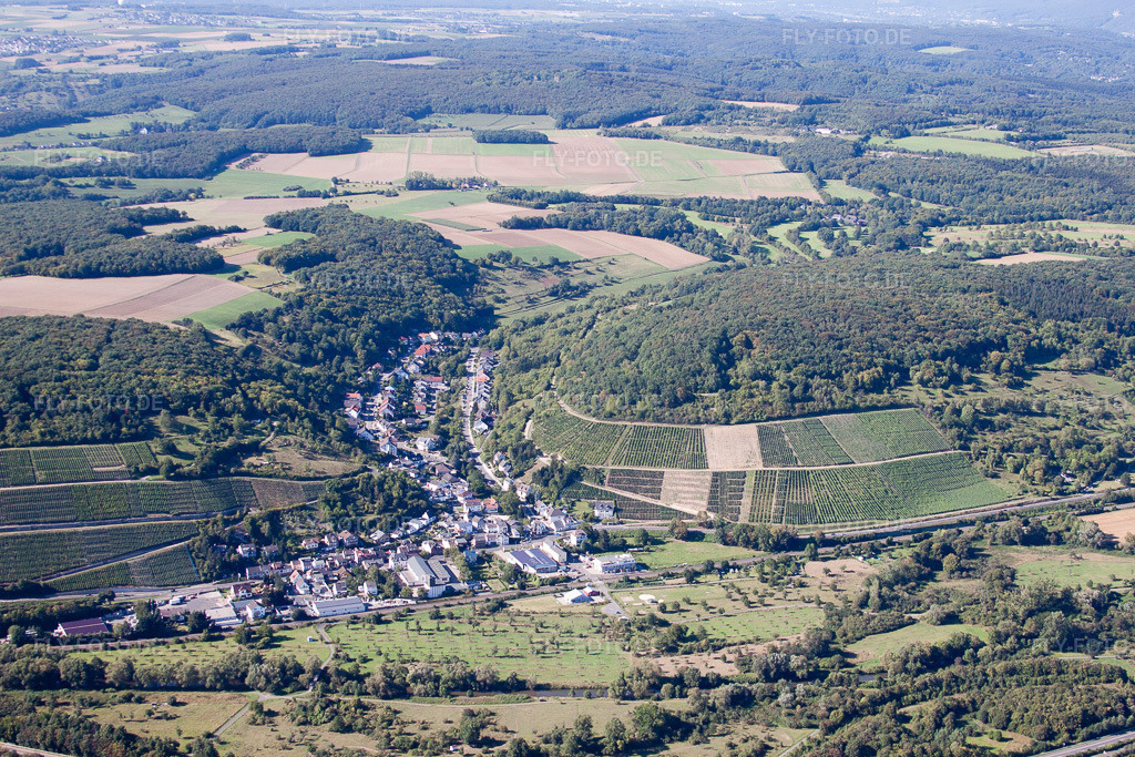Luftbild: Dorfansicht im Ortsteil Lohrsdorf in Bad Neuenahr-Ahrweiler im Bundesland Rheinland-Pfalz in Deutschland. Foto: IMG_44530.jpg vom 20.08.2011 durch Werner Riehm/FLY-FOTO.de