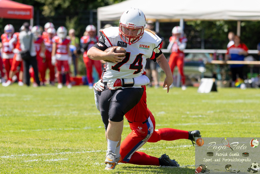 GFLW 1: German Football League Women 1: Rodgau Pioneers Ladies - Stuttgart Scorpions Sisters, 07.06.2026 | Christina Utzinger (Stuttgart Scorpions Sisters #74) läuft den Ball und wird von Jennifer Gerndt (Rodgau Pioneers Ladies #35) versucht zu stoppen / getackled, Rodgau Pioneers Ladies - Stuttgart Scorpions Sisters, Rodgau, Maingau-Energie-Stadion "Am Weichsee", 7.6.2026 - Realisiert mit Pictrs.com