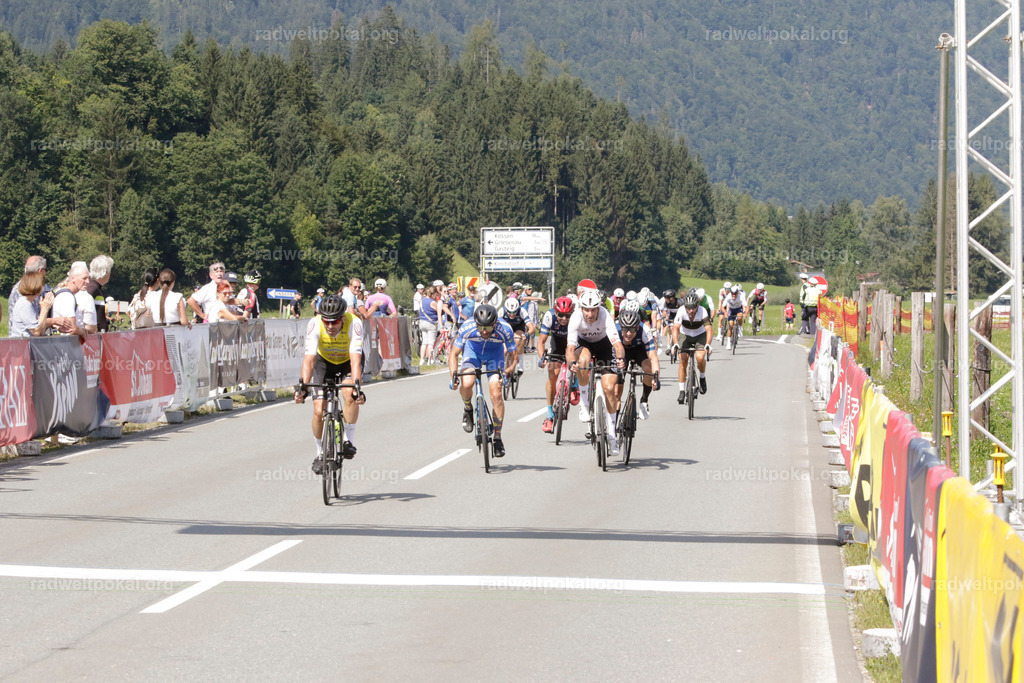 1006_20230817_Bewerb_Maenner_Muehlanger | AUT - OESTERREICH, 2023-08-16: SPORT RENNRAD-FAHREN - 55. INTERNATIONALER RADWELTPOKAL IN ST. JOHANN IN TIROL  - Vintage-Radrennen mit WM-Bronze-Medaillen-Siegerin Christina Schweinberger, den Teilnehmer und Alexander Baumann (vom Orginastions-Team) - TAG 2 BEWERB MAENNER IN SECHS GRUPPEN  ; Foto: Roland Muehlanger