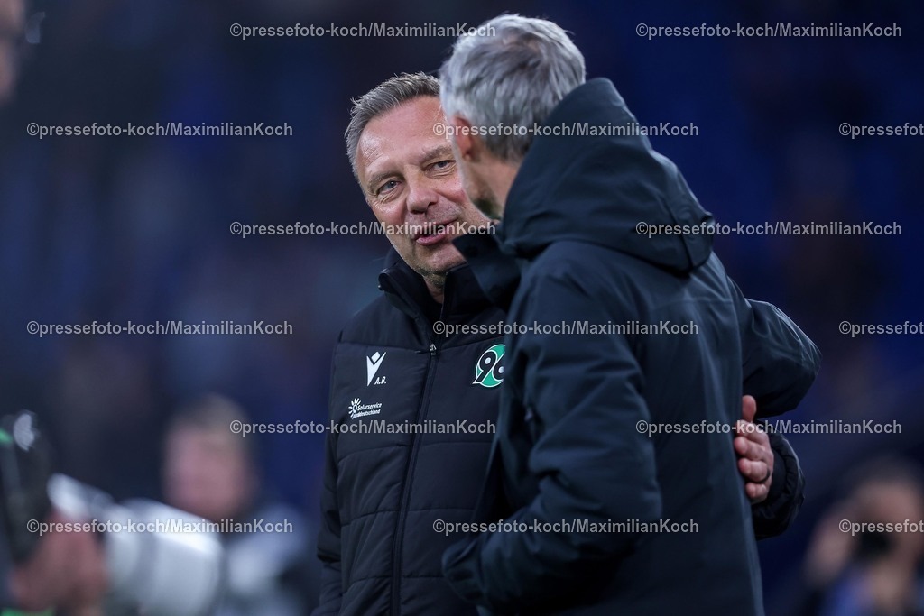 S0414032502136 | 14.03.2025, Fußball, FC Schalke 04 - Hannover 96, 2.. Fußball Bundesliga, 26. Spieltag, Veltins-Arena Gelsenkirchen, Saison 2024 2025: Cheftrainer Andre Breitenreiter (Han96) neben Trainer Kees van Wonderen (S04 Cheftrainer)DFB regulations prohibit any use of photographs as image sequences and or quasi-video.