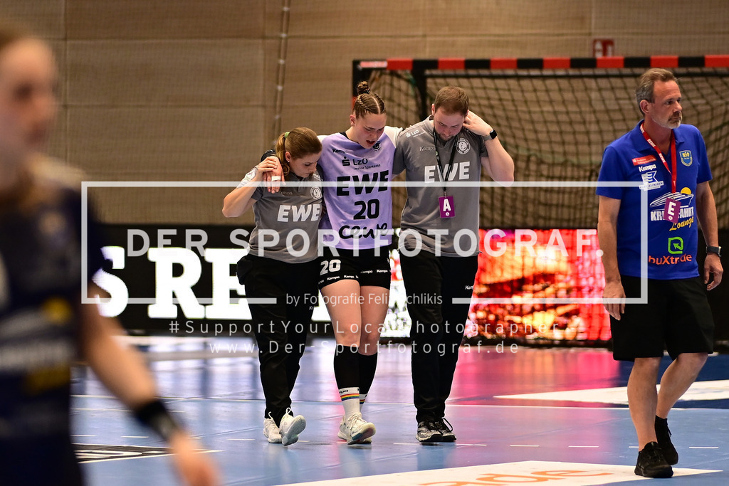 Handball I Frauen I Saison 2025-2026 I Play-Offs 5-11 I 3. Spieltag I Buxtehuder SV - VfL Oldenburg I 177541 | Verletzung bei Ariane Pfundstein (20, VfL Oldenburg) - Realisiert mit Pictrs.com