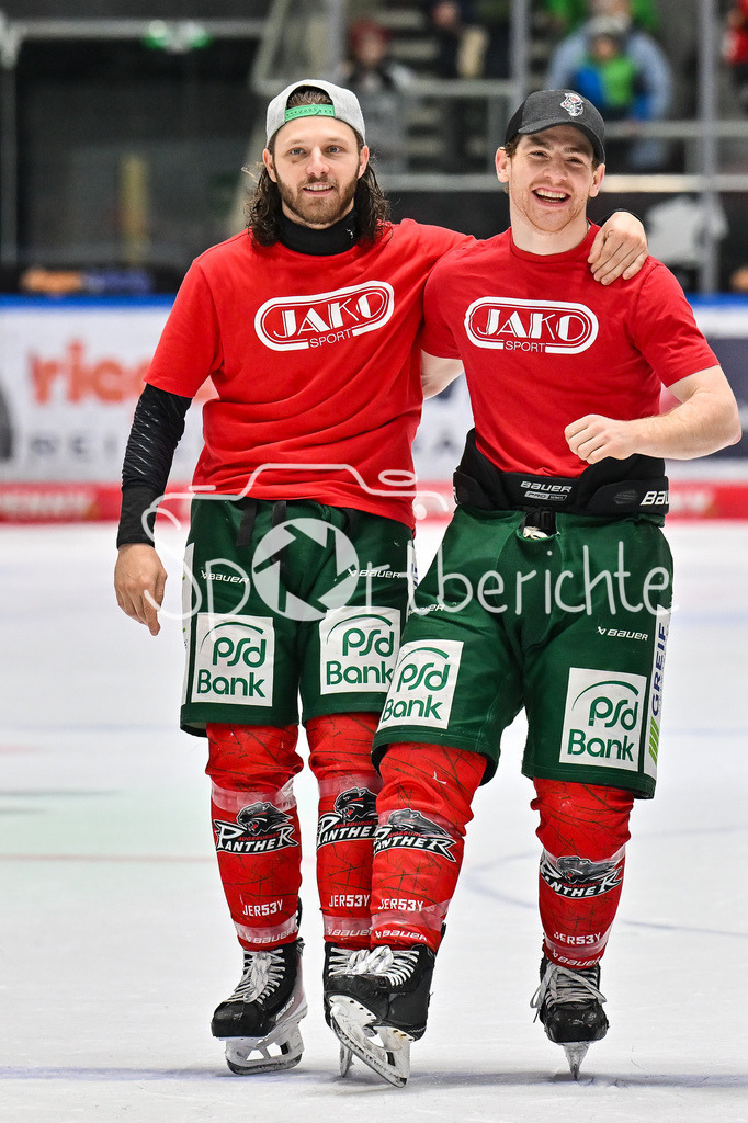 Augsburger Panther - Schwenninger Wild Wings | AUGSBURG, GERMANY - 02. JANUARY: das Team der Panther feiert zusammen mit den Fans den wichtigen Heimsieg gegen die Wild Wings nach dem Match zwischen den Augsburger Panthern und den Schwenninger Wild Wings am 35. Spieltag der Penny DEL im Curt Frenzel Stadion / Anthony LOUIS (Augsburger Panther 18), Kyle MAYHEW (Augsburger Panther 27)