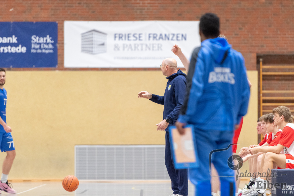 TSG Westerstede-Fortuna Logabirum | Basketball 2. Regionalliga; TSG Westerstede 2 (weiß)- Fortuna Logabirum (blau) am 12.12.2025 in Westerstede (Hössensportzentrum), Photo: Philip Eiben 2025 - Realisiert mit Pictrs.com