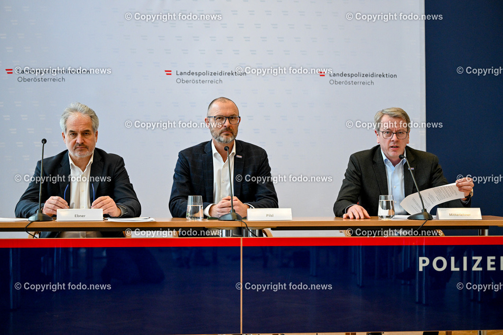 Landespolizeidirektion Oberoesterreich_ Pressekonferenz_ Homeinvasion_ 25.01.2024-14 | 25.01.2024, Landespolizeidirektion Oberoesterreich, AUT, Pressekonferenz LPD Ooe, geklaerte schwere Straftat, Homeinvasion, im Bild Alois Ebner (Leitender Staatsanwalt Ried/Innkr.), Andreas Pilsl (Landespolizeidirektor Ooe), Gottfried Mitterlehner (Leiter des Landeskriminalamt Ooe)