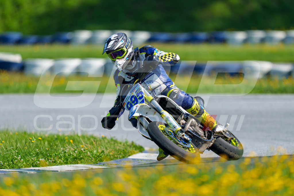 SuperMoto_Staatsmeisterschaft_Greinbach_137 | GRIPcapture steht für authentische Sportfotografie in Österreich – für Momente, die mehr sind als Geschwindigkeit oder Ergebnis. Es geht um Emotion, Spannung, Fokus und den Augenblick, der oft nur einen Wimpernschlag dauert.Ob Motorsport, Teamsport oder 