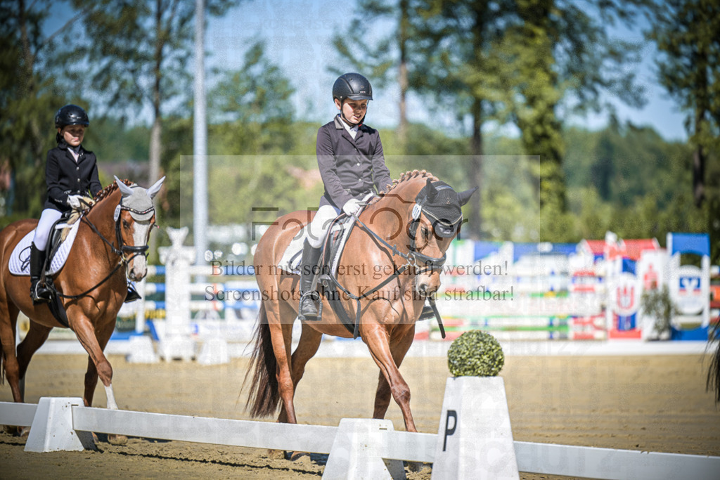 DOS_7577 | Entdecke hochwertige Reitturnierfotos von Foto Oger. Professionell, emotional und authentisch – jetzt Lieblingsmomente im Shop bestellen.Deutschlandweite Turnierfotografie. - Realisiert mit Pictrs.com