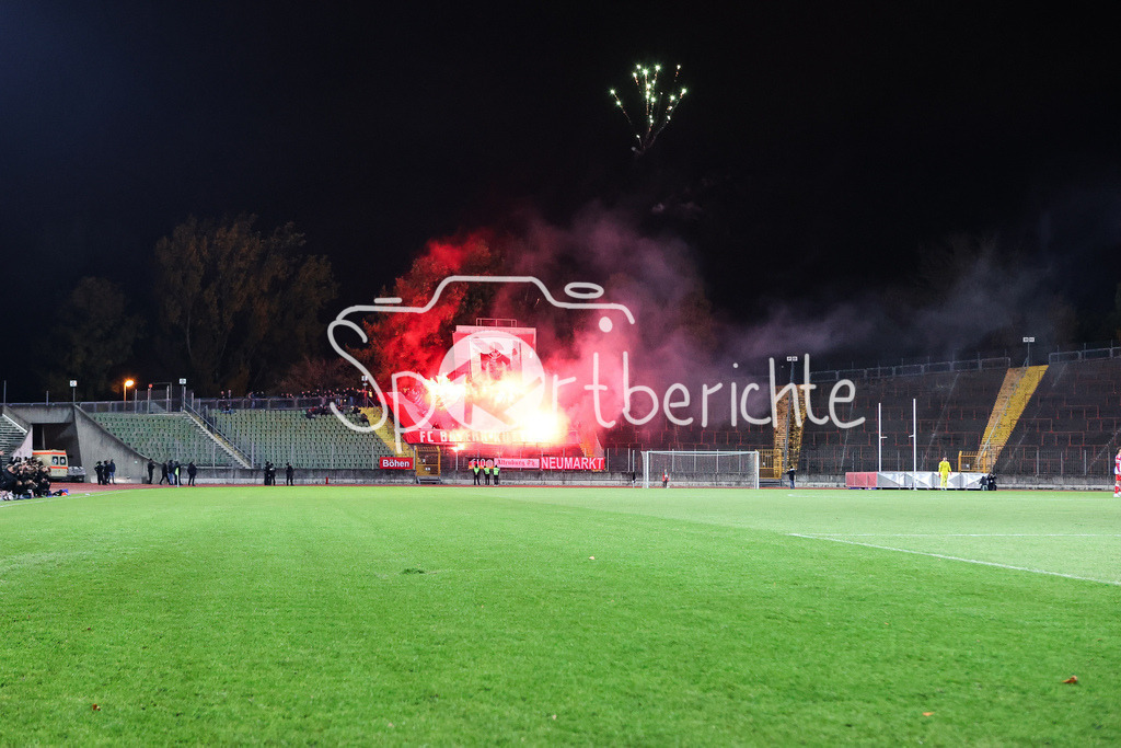 FC Augsburg II - FC Bayern Amateure | Die Fans aus Muenchen haben ein Intro vorbereitet / Choreo / Pyrotechnik / Pyro / Ultras /