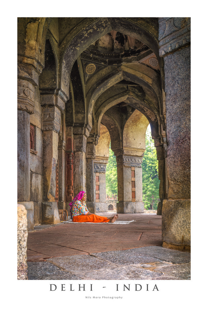 Delhi: Nizamuddin West – India | While exploring the "Nizamuddin West" district of Delhi, I spotted this woman resting in a large park. In the huge Indian metropolis there was an incredible heat and everyone tried to find a shady spot at one of the many historic buildings. During my trip through India I had to realize that great adventures are not only to be found in the wild nature, but also in the confrontation with a foreign culture. - Realisiert mit Pictrs.com