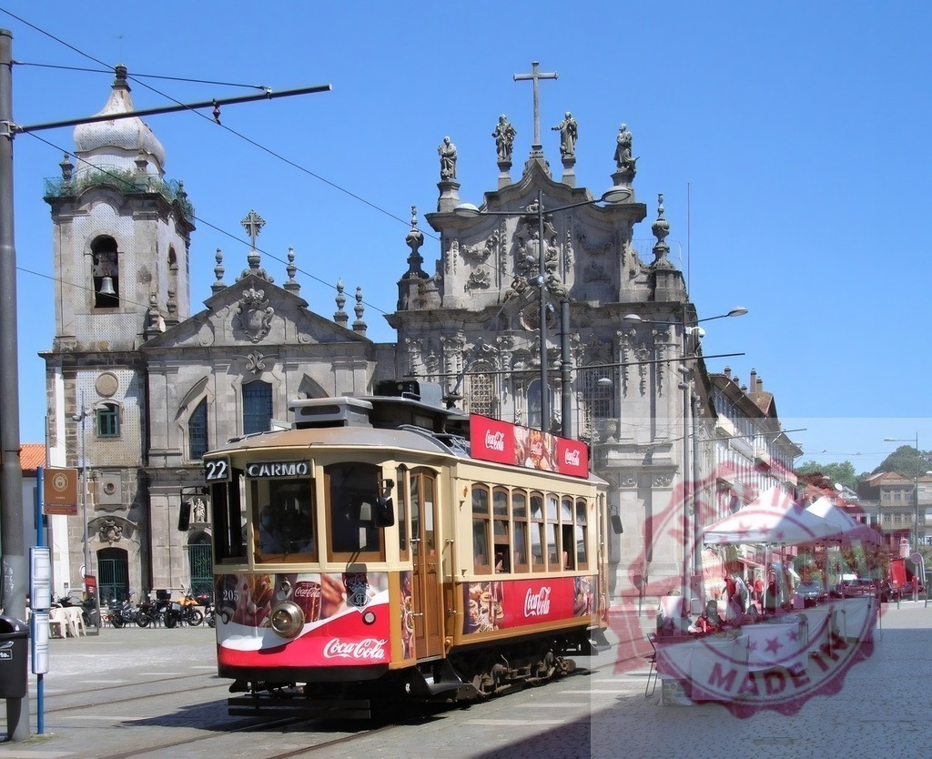 Porto tram travelling past Carmo Church | Vintage tram on cobblestone street in Porto historical center with Igreja do Carmo - Realisiert mit Pictrs.com