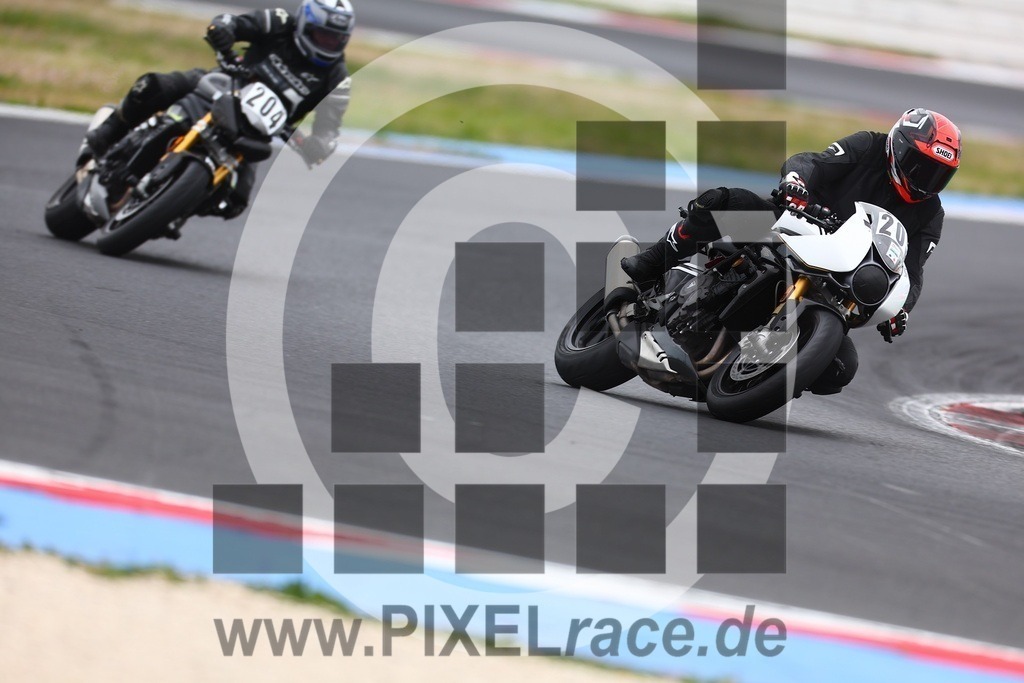 0205-20260401_03713 | Schöne Erinnerungen an spannende Momente - das festzuhalten ist unser Job. PIXELrace.de ist seit 2003 auf den Rennstrecken Europas unterwegs um die Action draußen beim Fahren und die wunderbare Stimmung imm Fahrerlager für euch einzufangen.