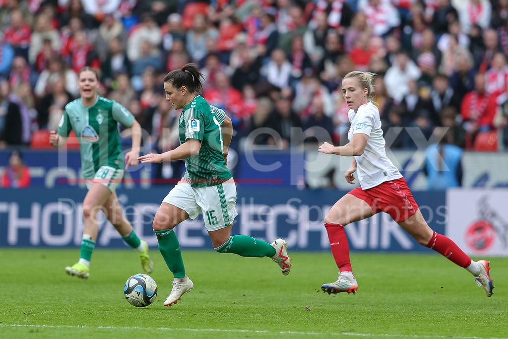 Fussball, Google Pixel Frauen-Bundesliga, 1. FC Köln - SV Werder Bremen | v.li.: Jasmin Sehan (SV Werder Bremen, 15) und Celina Degen (1. FC Köln, 5) im Laufduell, Zweikampf, Duell, Dynamik, Aktion, Action, Spielszene, DIE DFB-RICHTLINIEN UNTERSAGEN JEGLICHE NUTZUNG VON FOTOS ALS SEQUENZBILDER UND/ODER VIDEOÄHNLICHE FOTOSTRECKEN. DFB REGULATIONS PROHIBIT ANY USE OF PHOTOGRAPHS AS IMAGE SEQUENCES AND/OR QUASI-VIDEO.