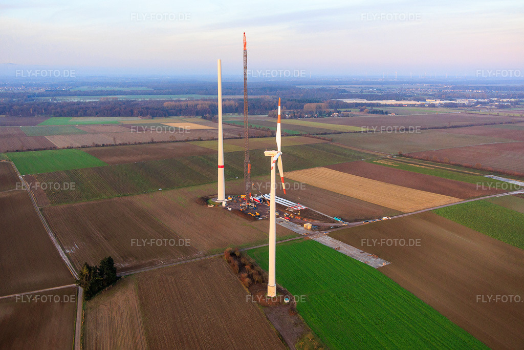 Luftbild: Riesenkran zum Repowering des Windpark Minfeld. JUWI ersetzt vier Altanlagen (GE 1.5) aus 2004 durch zwei neue, modernen Anlagen vom Typ Vestas V162 mit je sechs MW in Minfeld im Bundesland Rheinland-Pfalz in Deutschland. Foto: IMG_152187.jpg vom 12.12.2025 durch Werner Riehm/FLY-FOTO.deJUWI Windparks - JUWI