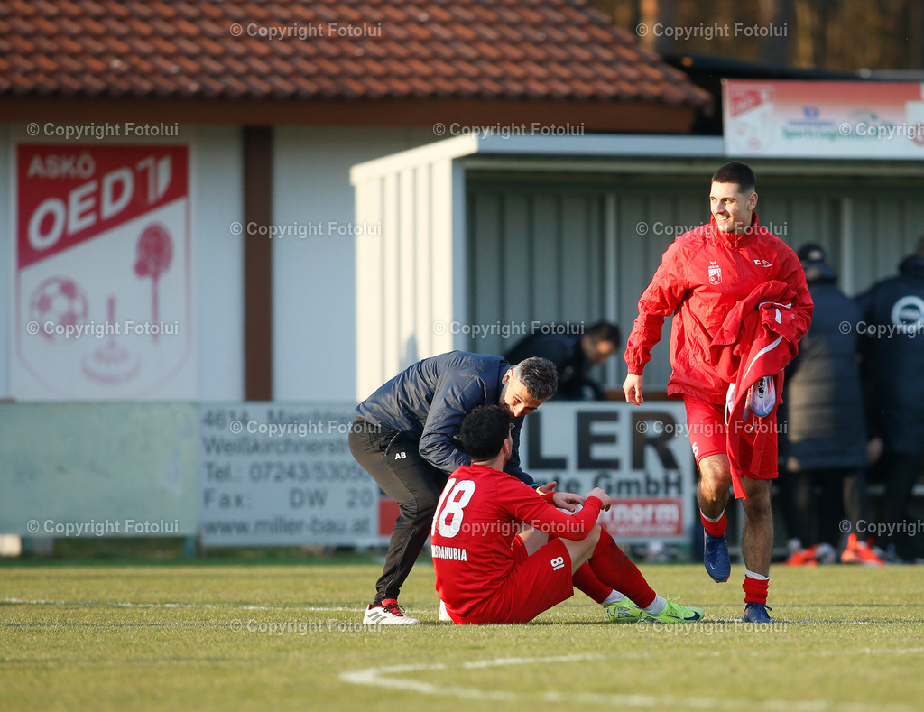 A_LUI_22032025_42 | SPORT,FUSSBALL,REGIONALLIGA MITTE ASKOE OEDT-HERTHA WELS 22.03.2025 IM BILD: V.L.CO TRAINER ADIS BESIC ,BUENYAMIN KARATAS UND EMIRHAN GUECENOGLU (ALLE OEDT) FREUDEN SICH UEBER DEN SIEG  FOTO:FOTOLUI