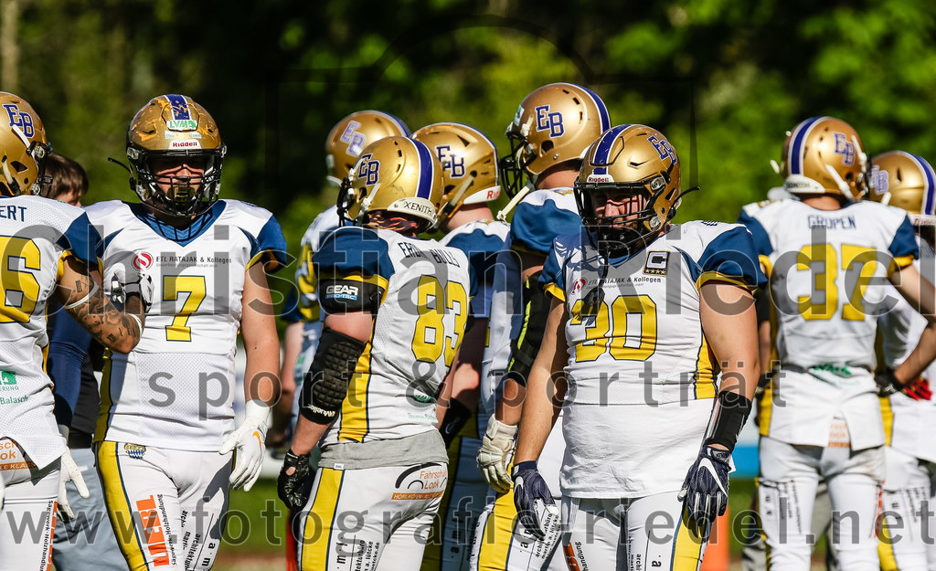 2022-05-14_042_Erding_Bulls_gegen_Munich_Cowboys_2 | Erding, Deutschland, 14.05.2022:
Fußball, Regionalliga 2022, 3. Spieltag, Erding Bulls gegen Munich Cowboys 2, Endergebnis: 20:30

Lukas Schattner (Erding Bulls, #7), Andreas Heller (Erding Bulls, #83), Dominik Finck (Erding Bulls, #30)

Foto: Christian Riedel / fotografie-riedel.net