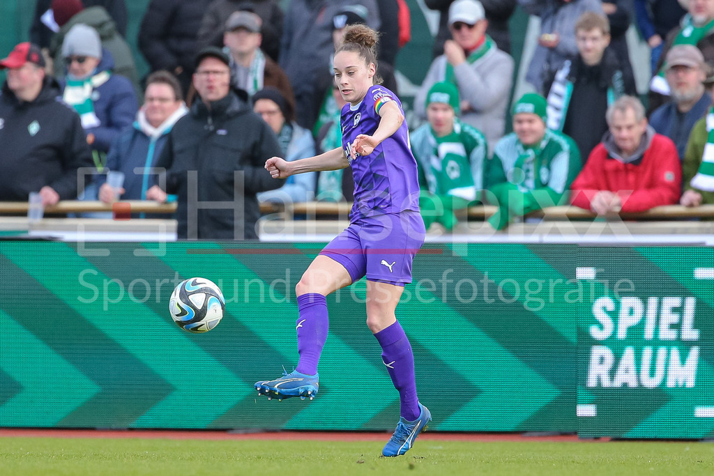 Fussball, Google Pixel Frauen-Bundesliga, SV Werder Bremen - SGS Essen | v.li.: Jacqueline Meißner (SGS Essen, 16) am Ball, Freisteller, Einzelbild, Ganzkörper, Aktion, Action, Spielszene, DIE DFB-RICHTLINIEN UNTERSAGEN JEGLICHE NUTZUNG VON FOTOS ALS SEQUENZBILDER UND/ODER VIDEOÄHNLICHE FOTOSTRECKEN. DFB REGULATIONS PROHIBIT ANY USE OF PHOTOGRAPHS AS IMAGE SEQUENCES AND/OR QUASI-VIDEO.