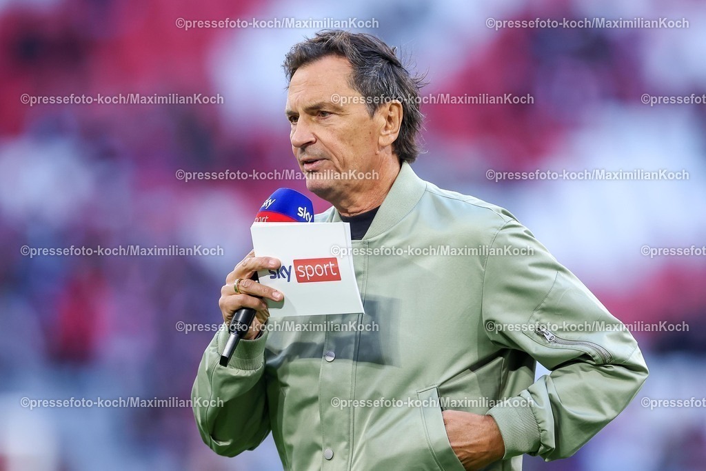 FCB18102501053 | 18.10.2025, Fußball, FC Bayern München - Borussia Dortmund, 1. Fußball Bundesliga, 7. Spieltag, Allianz Arena, Saison 2025 2026: Sky Moderator Sebastian HellmannDFB regulations prohibit any use of photographs as image sequences and or quasi-video.