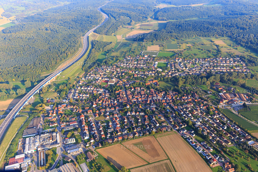 Luftbild: Ortsübersicht von Westen an der A8 im Ortsteil Nöttingen in Remchingen im Bundesland Baden-Württemberg in Deutschland. Foto: IMG_103616.jpg vom 23.09.2017 durch Werner Riehm/FLY-FOTO.de