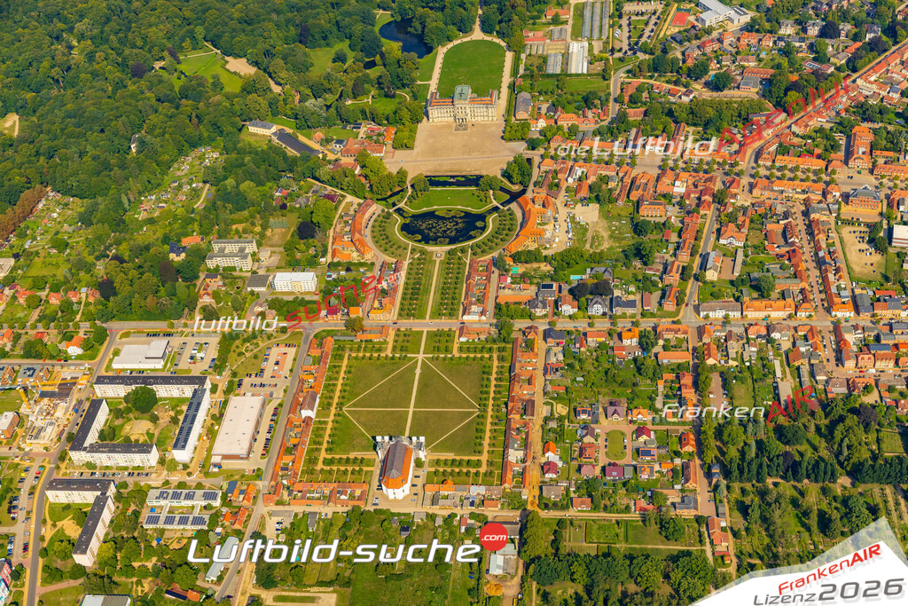 Schloß Ludwigslust Bild- Das Luftbild wurde 2025 vom UL-Flugzeug heraus erstellt ( keine Drohne bzw. Drohnenaufnahme ) - Hochauflösende Luftaufnahme -Nicht vergleichbar mit Google Maps oder Satelittenbilder- Die Geschenkidee !Mit Lizenz und Bildrechte bestellbar - CC