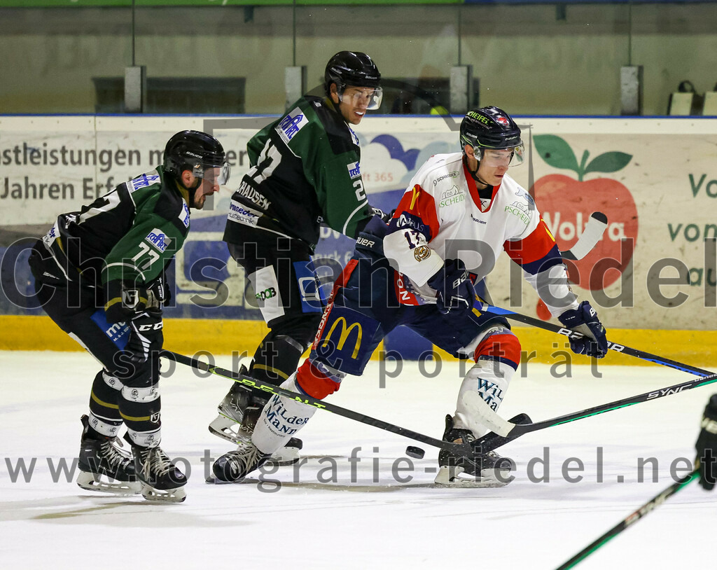 2023-01-13_054_TSV_Erding_gegen_VfE_Ulm-Neu-Ulm | Erding, Deutschland, 13.01.2023:
Eishockey, Bayernliga 2022 / 2023, 27. Spieltag, TSV Erding gegen VfE Ulm/Neu-Ulm, Endergebnis: 

Philipp Michl (Erding Gladiators, #77), Mark Waldhausen (Erding Gladiators, #27), Michael Wirz (VfE Ulm/Neu-Ulm e. V., #17)

Foto: Christian Riedel / fotografie-riedel.net