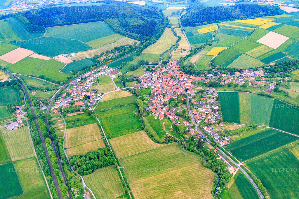 Luftbild: Ortsansicht von Westen im Ortsteil Vernawahlshausen in Wesertal im Bundesland Hessen in Deutschland. Foto: IMG_079511.jpg vom 24.05.2015 durch Werner Riehm/FLY-FOTO.de