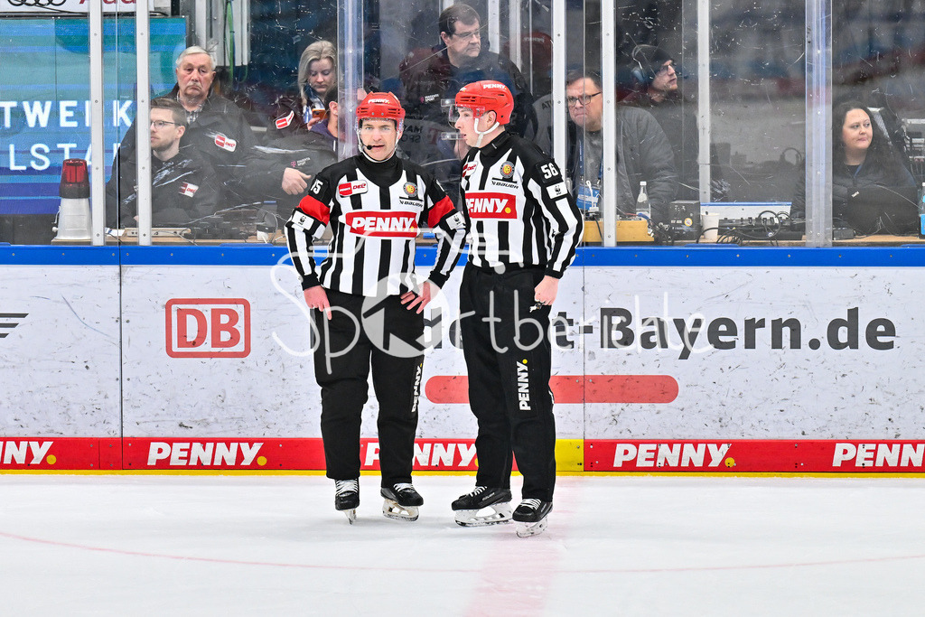 ERC Ingolstadt - Nuernberg Ice Tigers | in dieser Szene besprechen sich Hauptschiedsrichter Christopher SCHADEWALT und Linienrichter Yannik KOZIOL / DEL: ERC Ingolstadt - Nuernberg Ice Tigers, Saturn-Arena am 26.03.2025