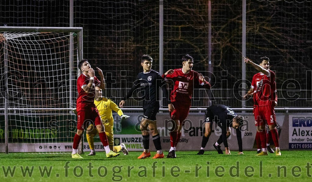 2023-10-27_120_VfB_Hallbergmoos_gegen_FC_Schwaig | Hallbergmoos, Deutschland, 27.10.2023:
Fußball, Landesliga Südost 2023 / 2024, 18. Spieltag, VfB Hallbergmoos gegen FC Schwaig, Endergebnis: 2:3

Moritz Sassmann (VfB Hallbergmoos, #15), Torwart Franz Hornof (FC Schwaig, #1), Roman Mavdryk (FC Schwaig, #3)

Foto: Christian Riedel / fotografie-riedel.net