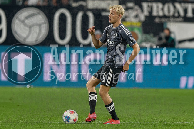 Borussia Mönchengladbach vs Eintracht Frankfurt - Bundesliga  | Mönchengladbach, Deutschland, 27.09.25:   Oscar Hojlund (Eintracht Frankfurt) in Aktion am Ball, Einzelaktion waehrend des Spiels der Bundesliga zwischen Borussia Mönchengladbach vs Eintracht Frankfurt im Stadion im Borussia Park(Foto von Brauer-Fotoagentur / Adrian Schlueter)